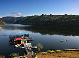 Bateau promenades à Bembézar lac à Hornachuelos (à 37 km) - Espagnol